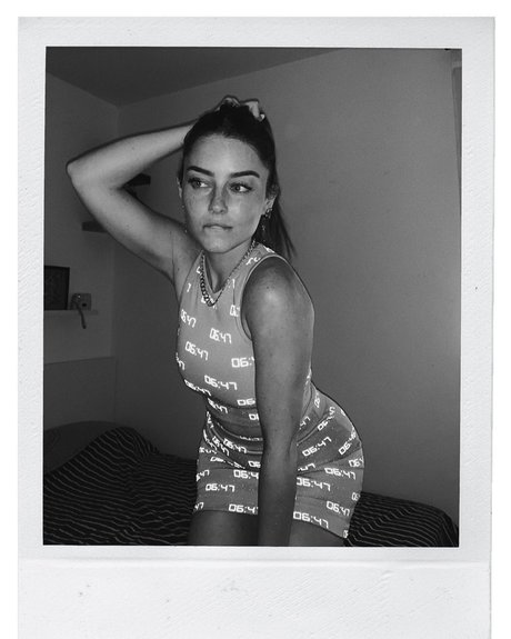 Effy Palarya 裸モデル 画像