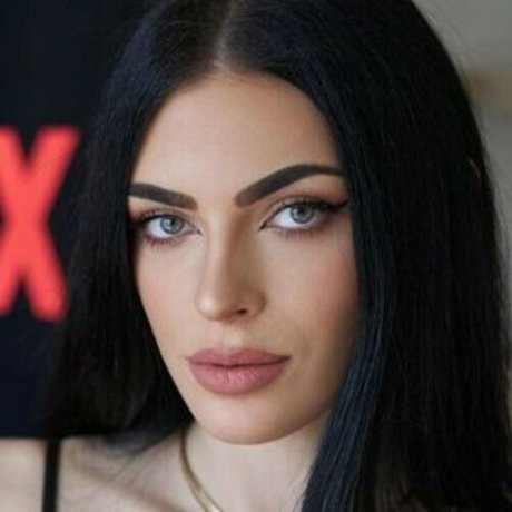 Jaqueline Neubauer ポルノモデル 画像