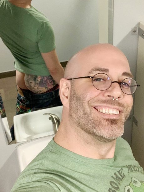 大きなお尻のアジア人オンリーファンズ アートヌード 写真