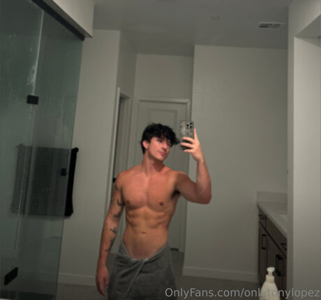 Tony lopez ホットなスター 写真