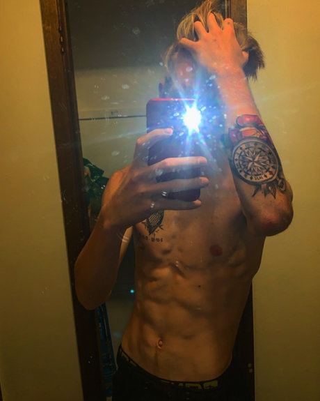 金髪巨乳オンリーファンズ アート裸 画像