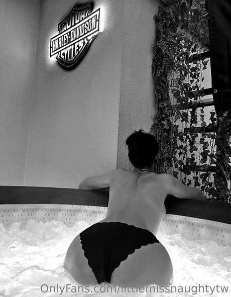littlemissnaughtytw top profile image