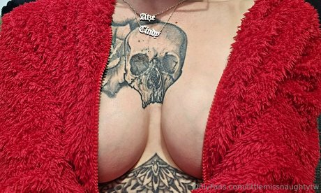 littlemissnaughtytw エロティックなスター 写真