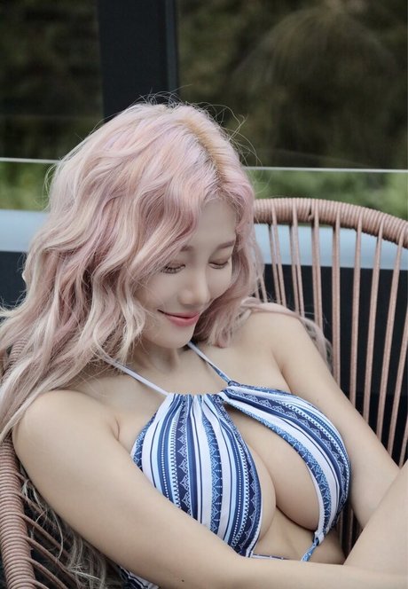 タイのレディーボーイオンリーファンズ ヌード 画像