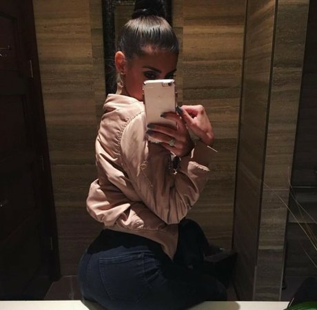 巨乳ラテン系オンリーファンズ アート裸 画像