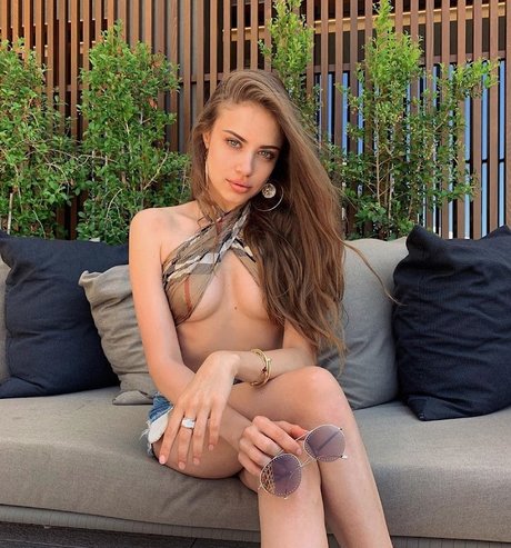 Xenia Tchoumi XXXモデル 写真