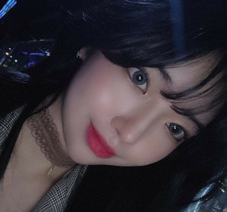 ヨガインストラクターオンリーファンズ セクシー 画像