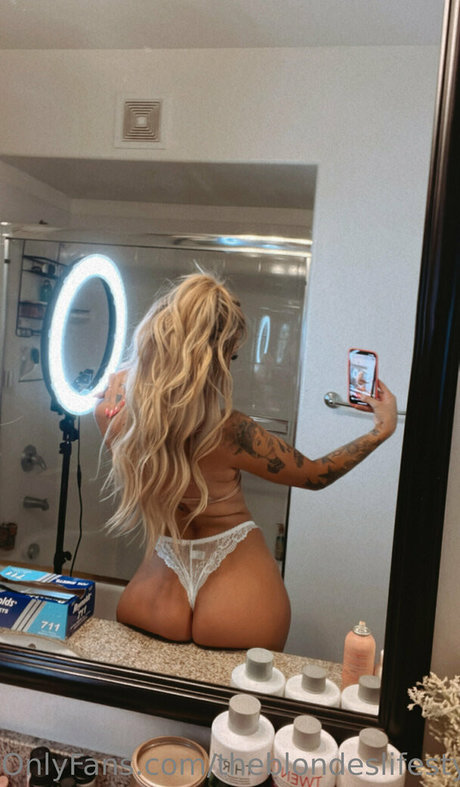 垂れ乳オンリーファンズ セクシー 写真