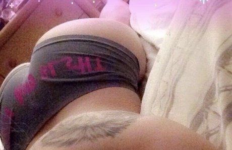 小さいペニスのオンリーファンズ ポルノグラフィック 画像