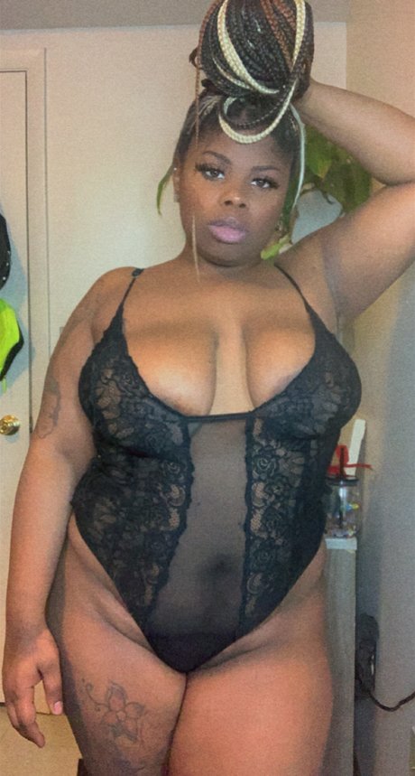 曲線美のクーガーオンリーファンズ セクシー裸 アーカイブ