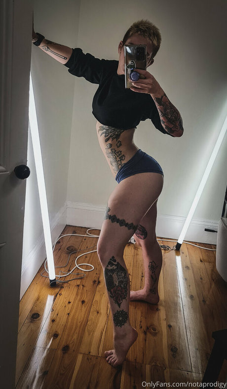 有名人男性オンリーファンズ セクシー 写真
