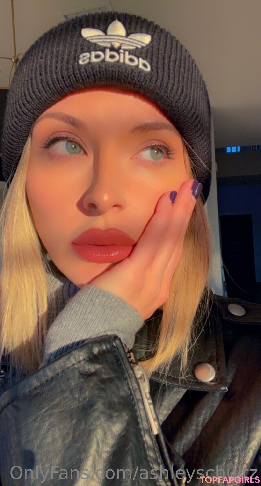 巨乳ストリップオンリーファンズ ホットセクシー ギャラリー