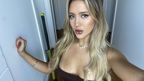 茶色の目のキティオンリーファンズ ホットヌード 写真