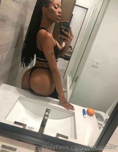 Kira Noir エロティックなモデル 写真