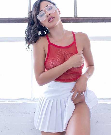 巨乳ゴスオンリーファンズ 無料裸 画像