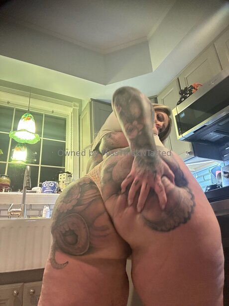 Miss Thick N Tatted 美しい女優 写真