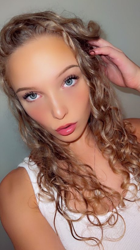 おっぱい自撮りオンリーファンズ アダルト 写真