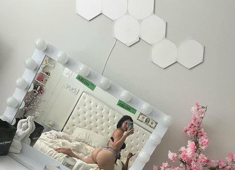 Woe Alexandra アダルトスター 写真