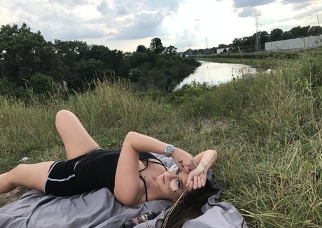 大きな乳首オンリーファンズ 美しいヌード 写真