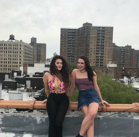 Olivia Hailey ヌードモデル 画像