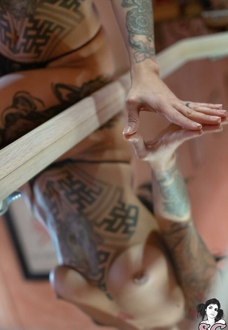 アジア人ピアスオンリーファンズ セクシー 画像