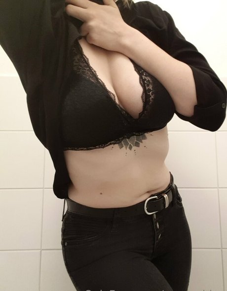 DMオンリーファン 無料セクシー 写真