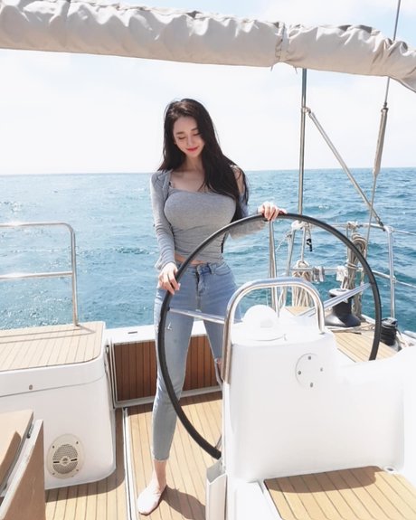 曲線美のクーガーオンリーファンズ セクシーヌード 写真