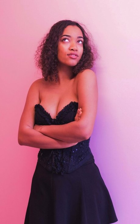 巨乳ストリップオンリーファンズ ポルノグラフィック 画像