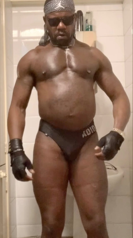 Black Mature Muscle アートモデル ギャラリー