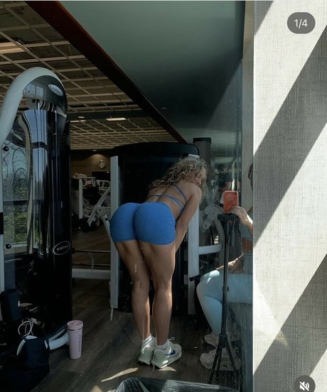 Emma Carlson エロティックモデル 画像
