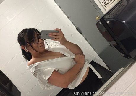 裸の写真 オンリーファンズ ホットセクシー 写真