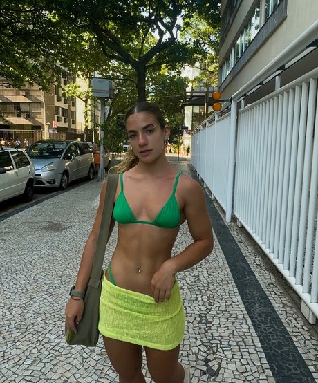 白いランジェリーオンリーファンズ セクシーヌード 写真