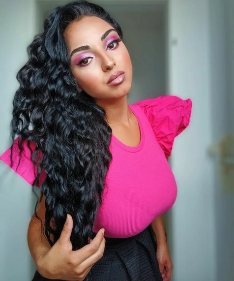 ランジェリーヌードオンリーファンズ トップ 写真