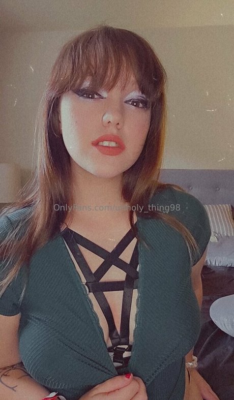 曲線美のクーガーオンリーファンズ エロチック 写真