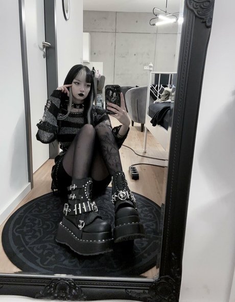 CreepyCassy 裸の女優 画像