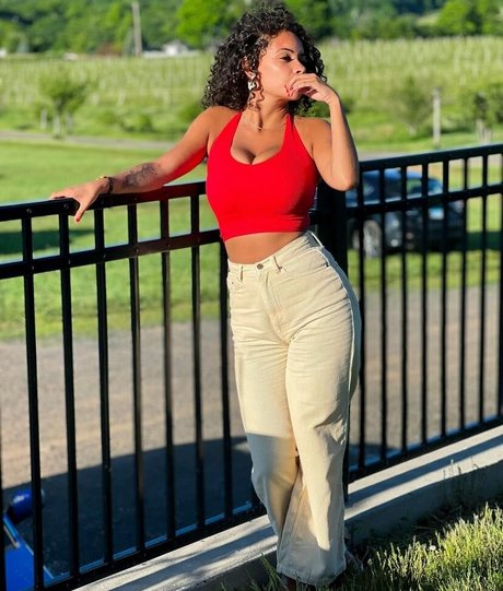 巨乳ストリップオンリーファンズ ホット ギャラリー