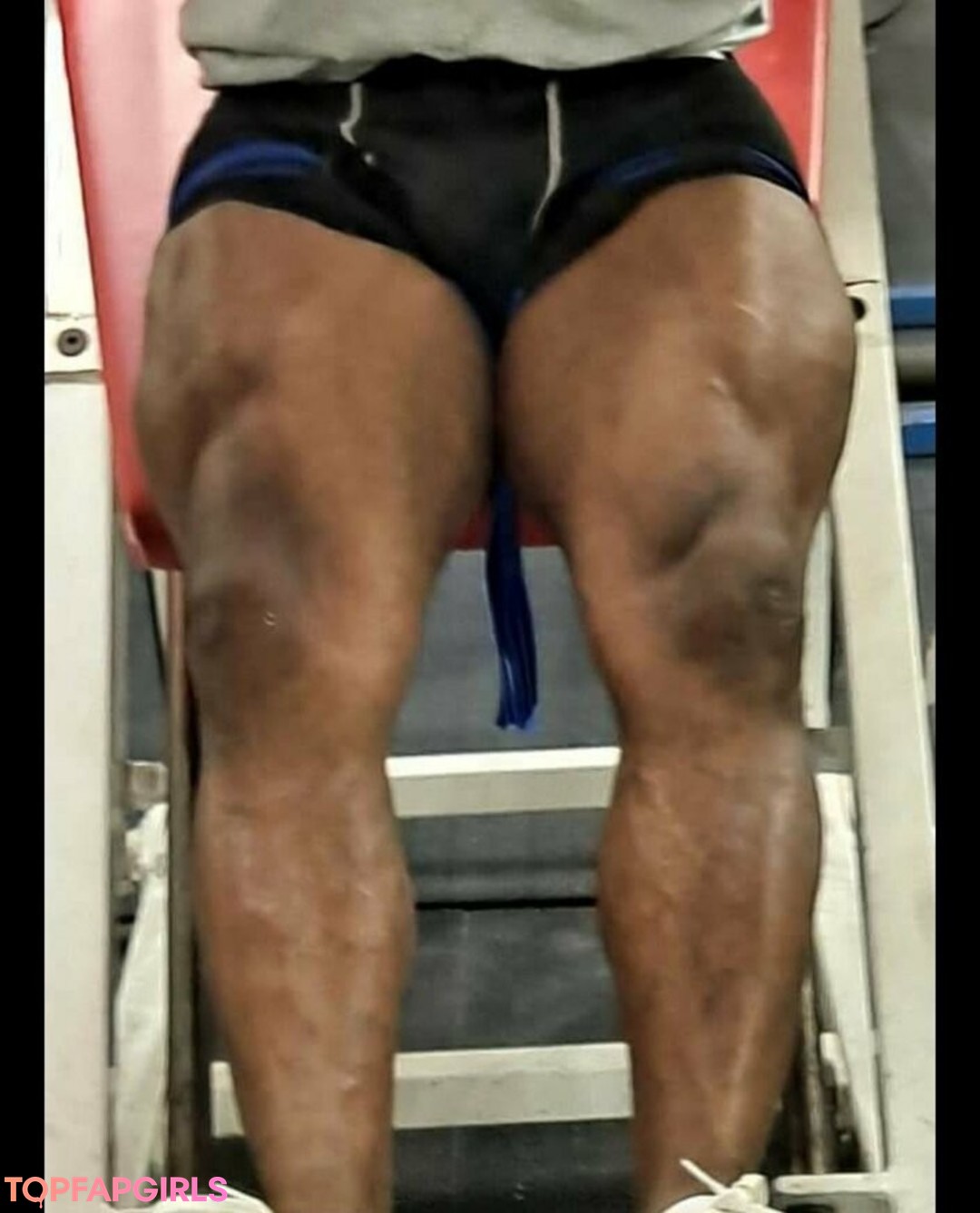 弁護士オンリーファンズ セクシーヌード 画像