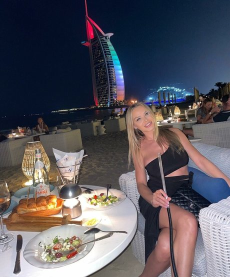 金髪巨乳オンリーファンズ 裸 写真