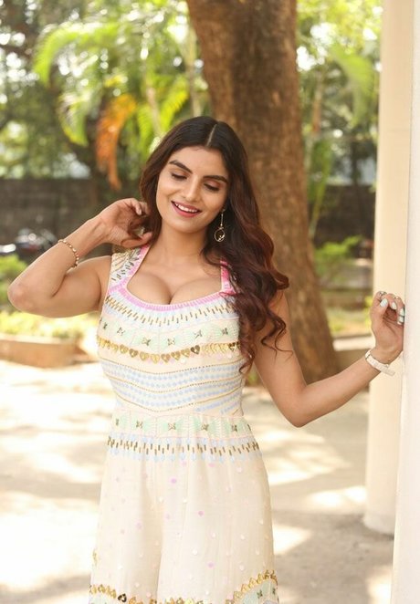 Anveshi Jain セクシーなポルノスター 写真