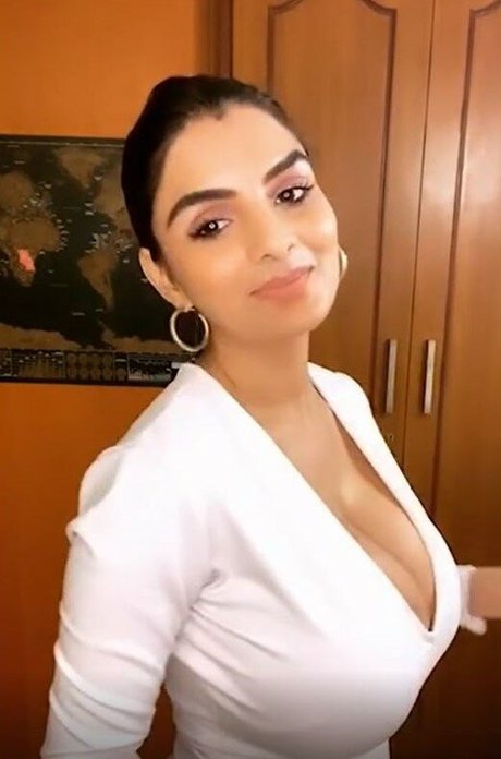 Anveshi Jain アダルト女優 写真