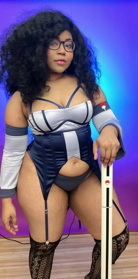 黒檀の偽おっぱいオンリーファンズ セクシー裸 画像