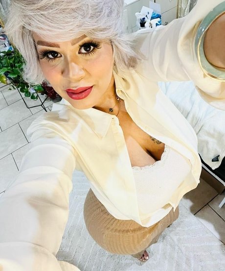 平らな胸のオンリーファンズ ホットxxx 写真