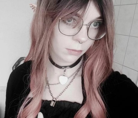 Porcelain Ghoul top profile image