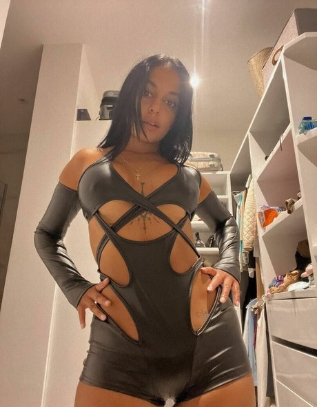 巨乳3P オンリーファンズ ホットセクシー 写真