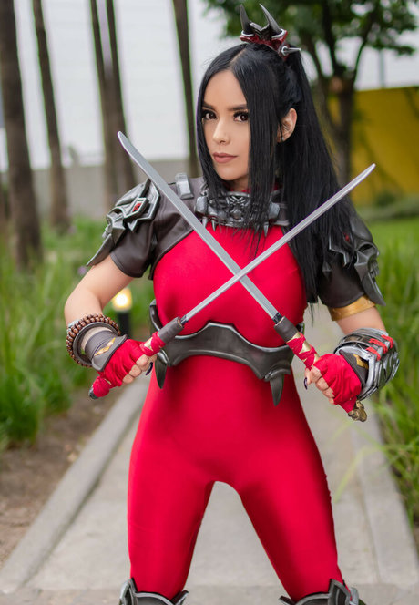 KarenG Cosplay ポルノスター ヌード 写真