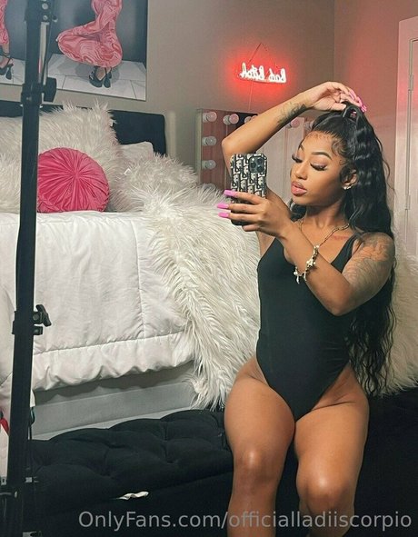 OfficialLadiiScorpio セクシーなポルノスター 写真