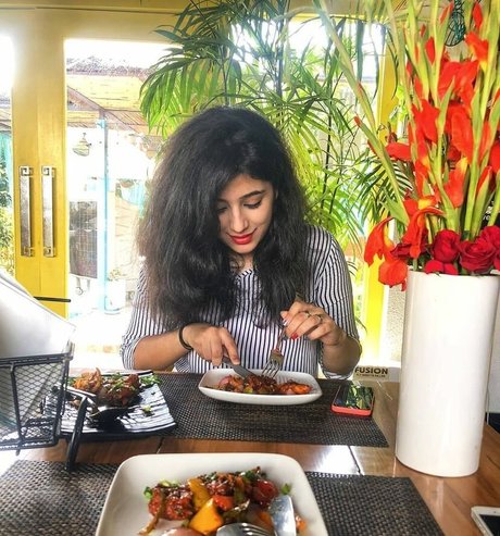 Apoorva Bhalla 素敵なポルノスター 画像