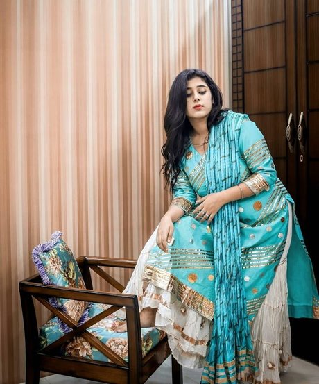 Apoorva Bhalla 完璧なモデル 写真