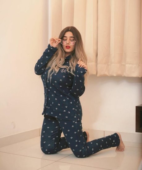 Apoorva Bhalla ポルノスター ヌード 写真