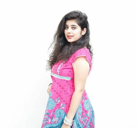 Apoorva Bhalla スター ヌード 写真